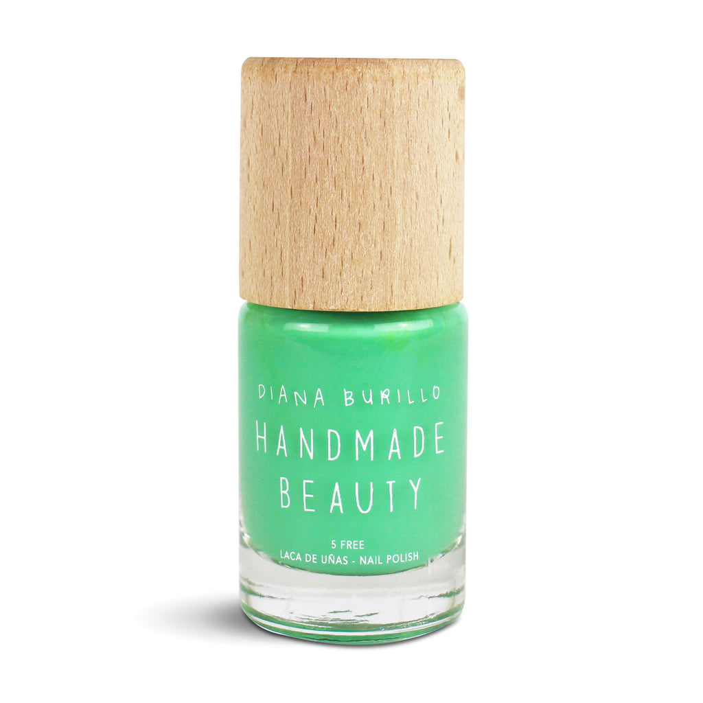 Nail Polish Non Toxic Color Waterlily - Handmade Beauty Nail Polish Nail Polish Non Toxic Color Waterlily  A green that will not leave anyone indifferent. Size: 10 ml Formulation The perfect dose of pigments in the formulation guarantees a covering effect. Contains ingredients specifically designed to strengthen nail’s resistance like organic silicon. Easy Apply Fast and precise application due to its brush.  An ergonomic cap for easy use. How to use: to obtain an optimal result by extending two layers 